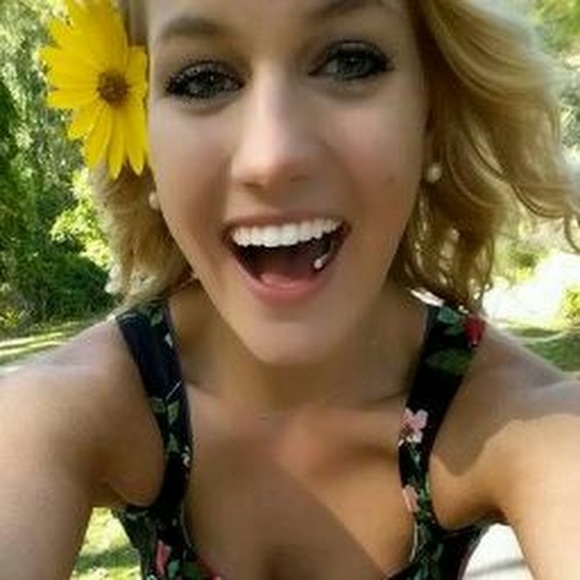 Profile Picture of Sarah Sickert (@serbare) on Poshmark