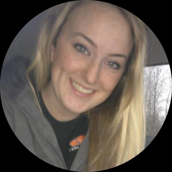 Profile Picture of Erica Rayner (@raynerer1986) on Poshmark