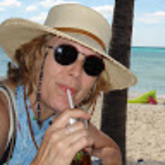 Profile Picture of Laurie Pearson (@lauriepearson8) on Poshmark