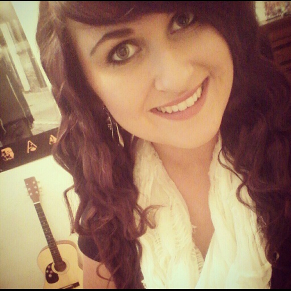 Profile Picture of Jaclyn Roberts (@oxdrummerxo) on Poshmark