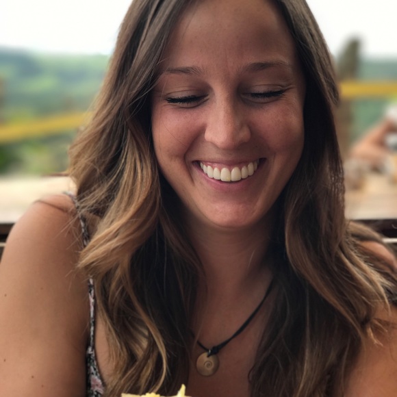 Profile Picture of Alyssa Leinweber (@alyssaleinweber) on Poshmark