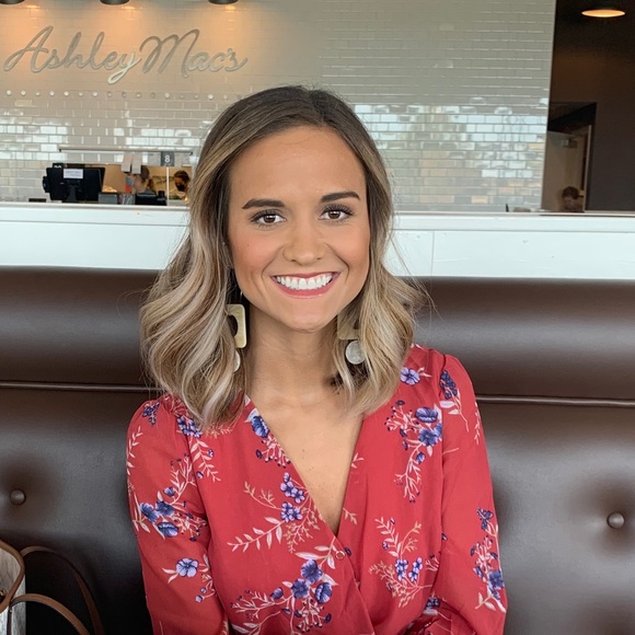 Profile Picture of Caitlin Booker (@caitlin_cheaney) on Poshmark