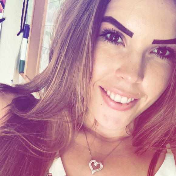 Profile Picture of Victoria Wallace (@vw17961) on Poshmark