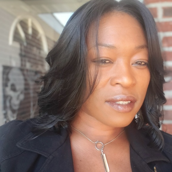 Profile Picture of Leslie Cammon (@lez181) on Poshmark