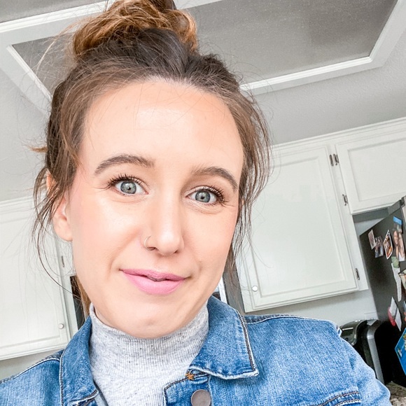 Profile Picture of Alex Lindstrom (@mamaalex) on Poshmark