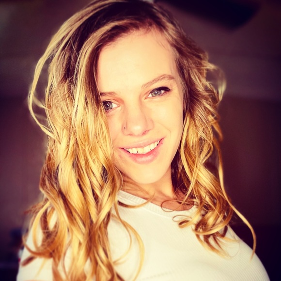 Profile Picture of Deborah Staples (@dstaples91) on Poshmark