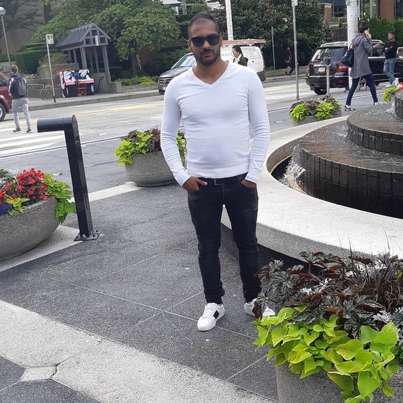 Profile Picture of Tiberiu Buruiana (@tiberiuburuiana) on Poshmark