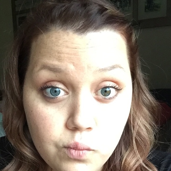 Profile Picture of Valerie Holzer (@vholzer) on Poshmark