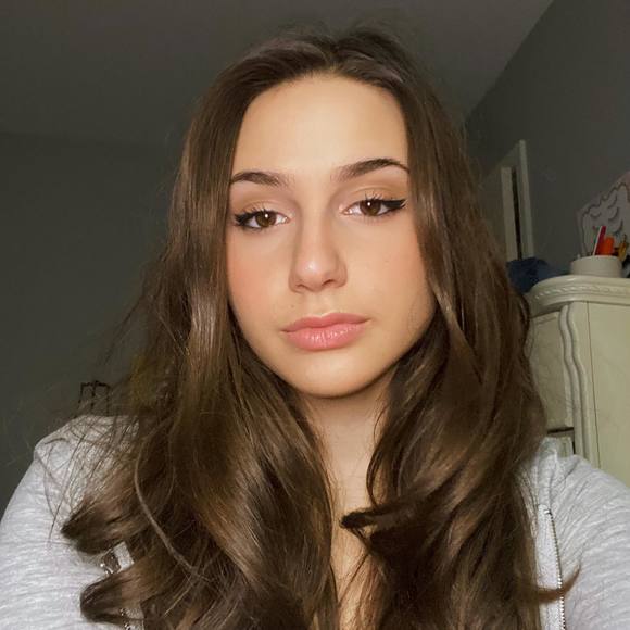 Profile Picture of Ericka Pugliese (@erickapugliese) on Poshmark