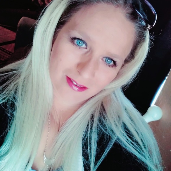 Profile Picture of Heather Roberts (@lil13bit13) on Poshmark