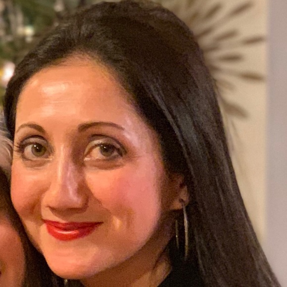 Profile Picture of Yelena Migardos (@yelenamigardos) on Poshmark