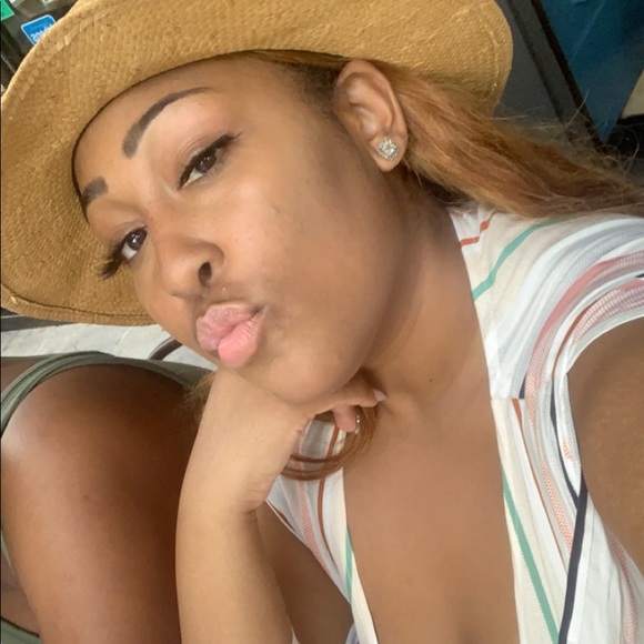 Profile Picture of Essie Bryant (@winter_beautii) on Poshmark