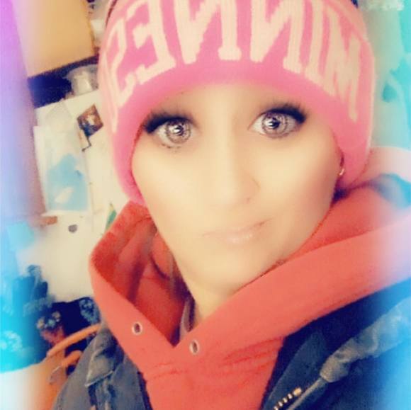 Profile Picture of Sara Edwardsen (@sarae1126) on Poshmark
