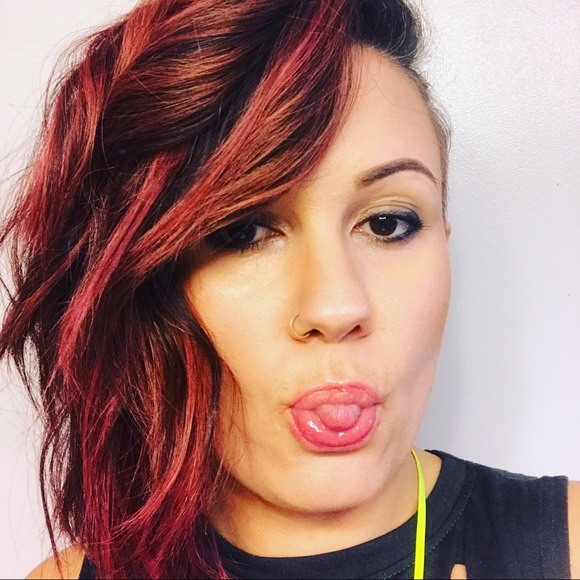 Profile Picture of Crystal Cobb (@coblanstrum) on Poshmark