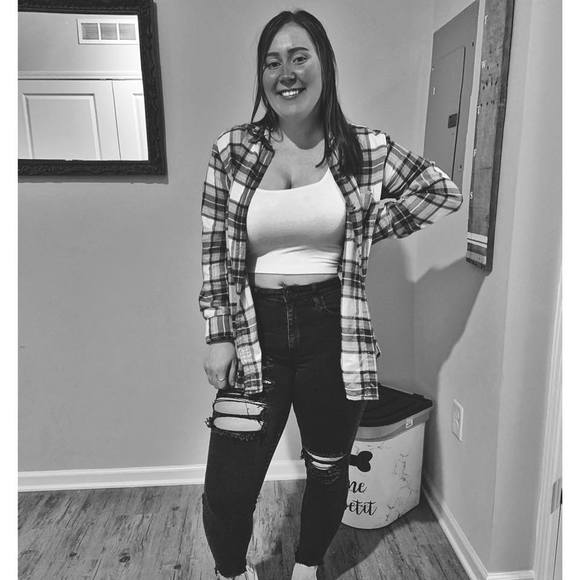 Profile Picture of Holly Coomes (@hollycoomes) on Poshmark