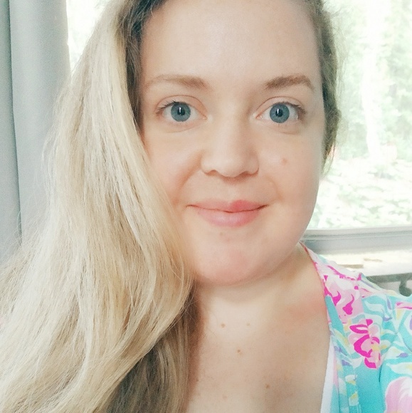 Profile Picture of Amanda Nieboer (@amandaknieboer) on Poshmark