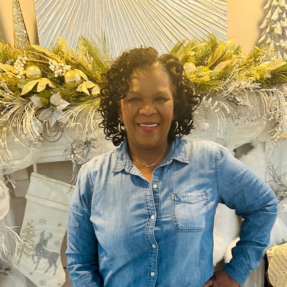 Profile Picture of Sylvia Mark (@sylviamark589) on Poshmark