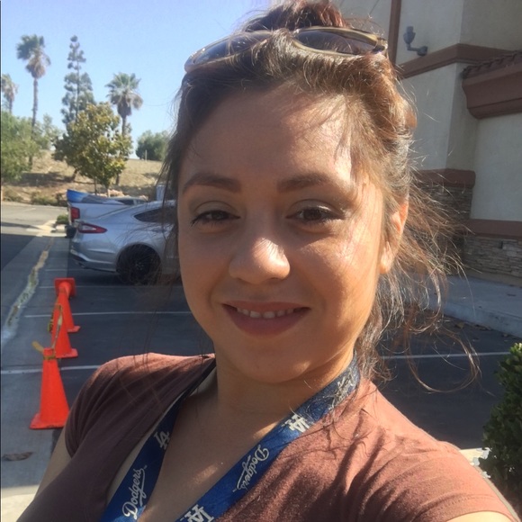 Profile Picture of Rosa Castelo (@pinkyscool16) on Poshmark