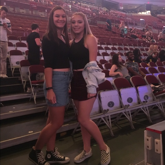 Profile Picture of Ashley Kreeger (@mackikr) on Poshmark