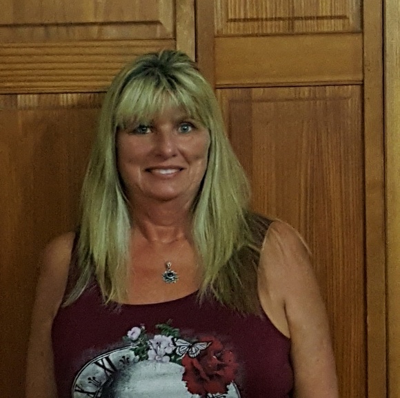 Profile Picture of Lou Waggoner (@louwags) on Poshmark