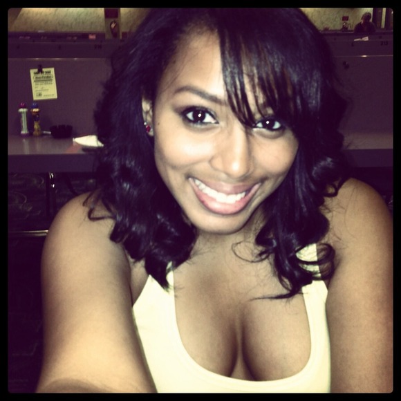 Profile Picture of Danielle Vaughn (@missdanielle199) on Poshmark