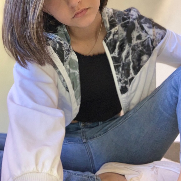 Profile Picture of Gracey Halberstadt (@gray345) on Poshmark