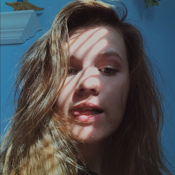 Profile Picture of Olivia Hinton (@oliviahinton) on Poshmark