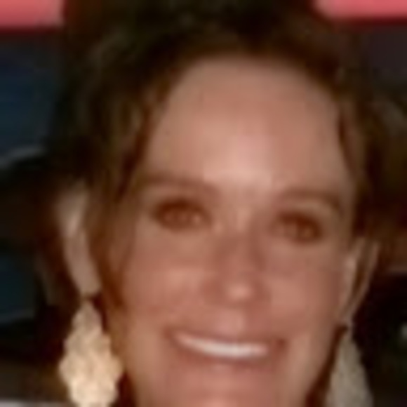 Profile Picture of Lori Minor (@loriaminor) on Poshmark