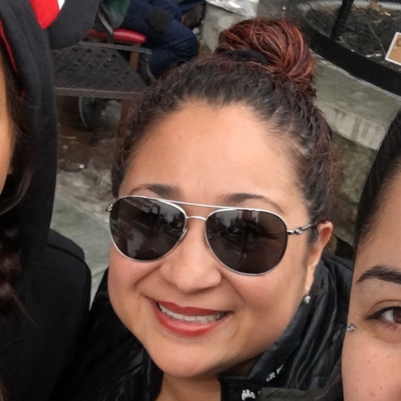 Profile Picture of Elizabeth Hernandez (@lizhernan6) on Poshmark