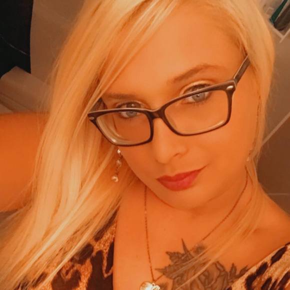 Profile Picture of Hali Bartole (@halibartole) on Poshmark