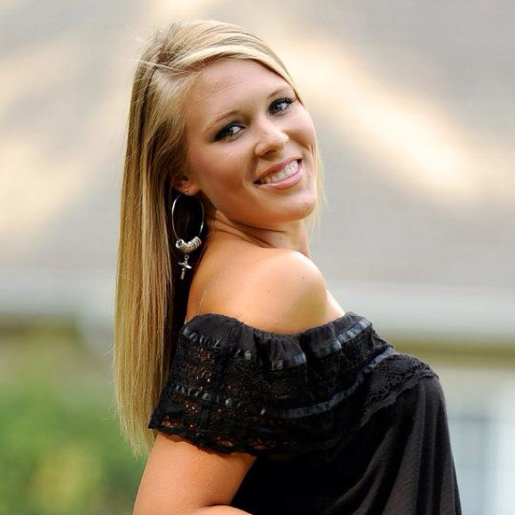 Profile Picture of Blakely Thomason (@blakelythomason) on Poshmark