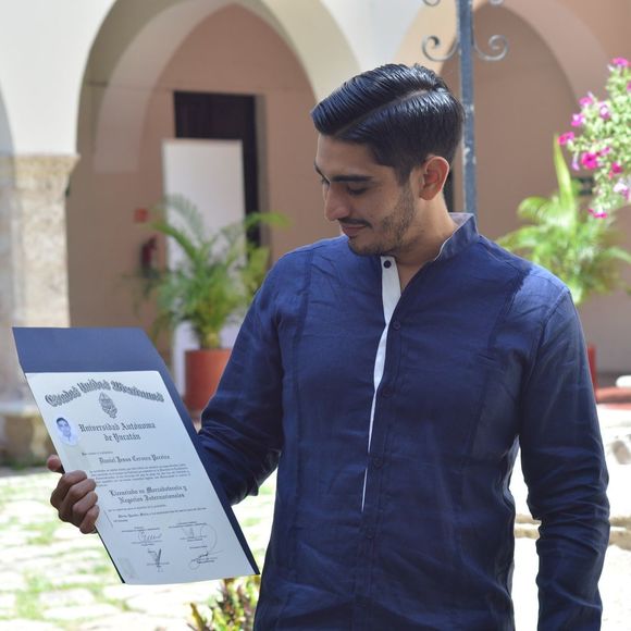 Profile Picture of Daniel Cervera (@cervera7) on Poshmark