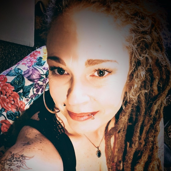 Profile Picture of Jo Williams (@madcat516) on Poshmark