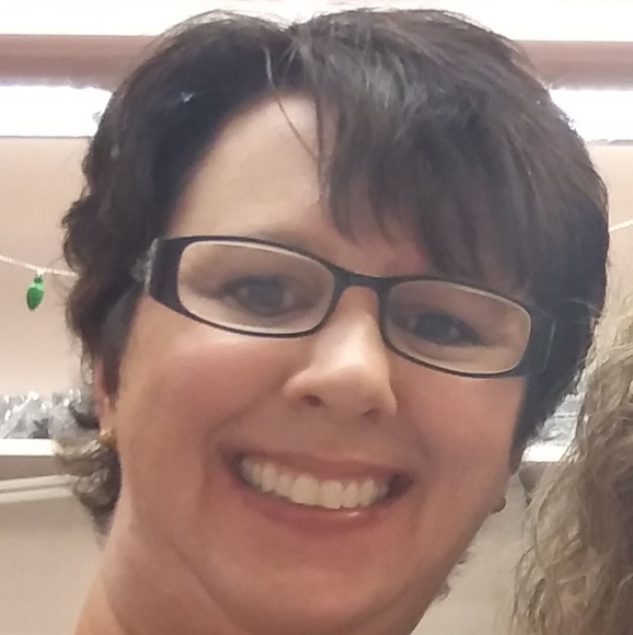 Profile Picture of Lori Dollar (@l_dollar) on Poshmark