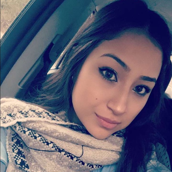 Profile Picture of Clarivel Delucas (@cdelucas16) on Poshmark