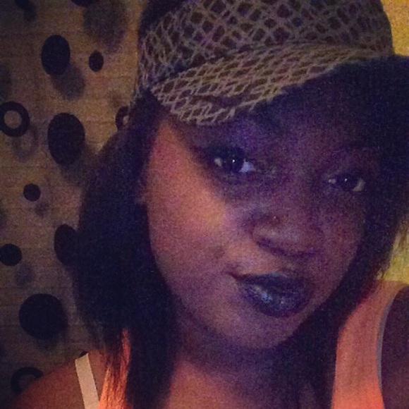 Profile Picture of Simon'e Richardson (@simone1607) on Poshmark