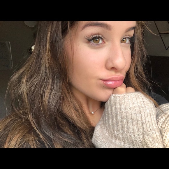 Profile Picture of Emma Ruby (@emmaaaxox) on Poshmark