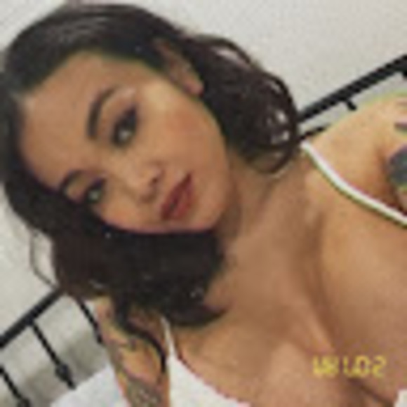 Profile Picture of Christina Blunt (@christinablu733) on Poshmark