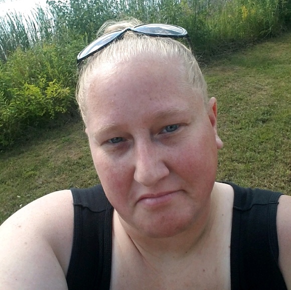 Profile Picture of Julie Wiberg (@panlie515) on Poshmark