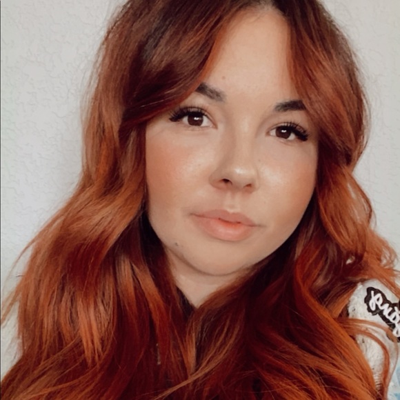 Profile Picture of Emily Avery (@emilyavery1994) on Poshmark