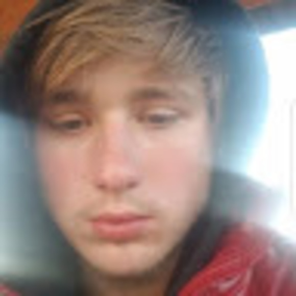 Profile Picture of Andrew Peach (@andrew_peach) on Poshmark