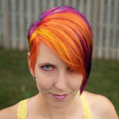 Profile Picture of Lisa Para (@ParaLiterature) on Twitter