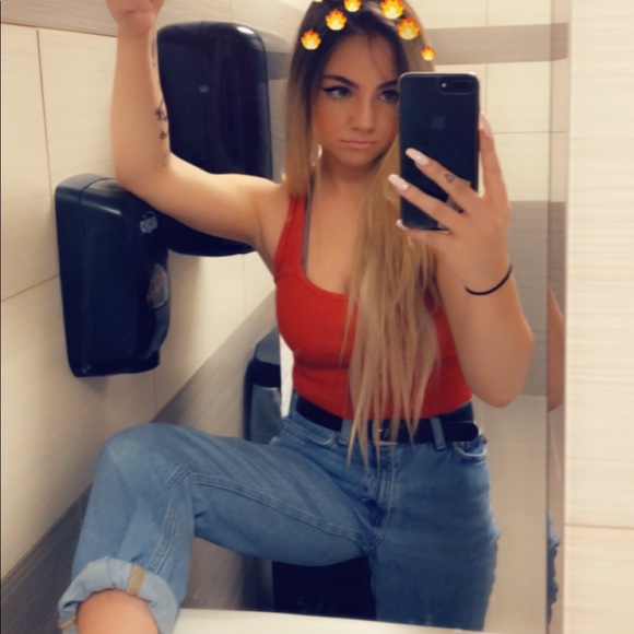 Profile Picture of Cassidy Kerns (@cassidyykerns) on Poshmark