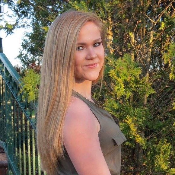 Profile Picture of Leah Cullop (@leahbcullop) on Poshmark