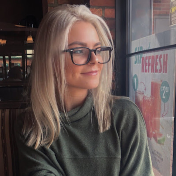 Profile Picture of Julia Peters (@juliapeters294) on Poshmark