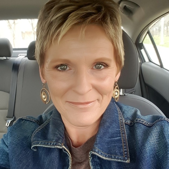 Profile Picture of Becky Neemann (@beckyneemann) on Poshmark