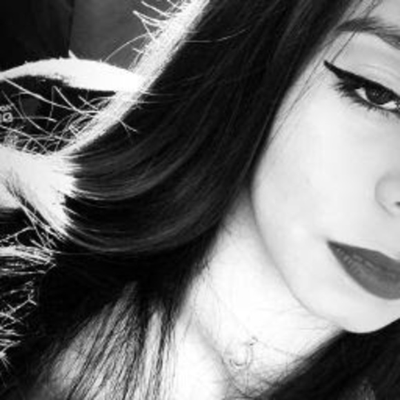 Profile Picture of Eloiza Gabrielly (@eloizagabrielly) on Poshmark