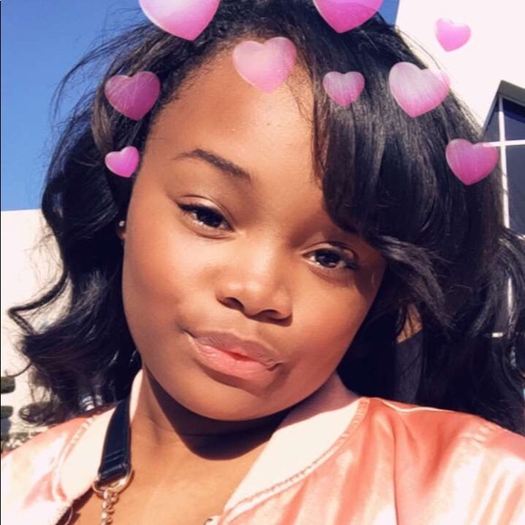 Profile Picture of Charlise Thomas (@charlise2000) on Poshmark