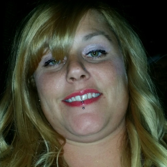 Profile Picture of Nichole Shaffer (@nikki197517) on Poshmark