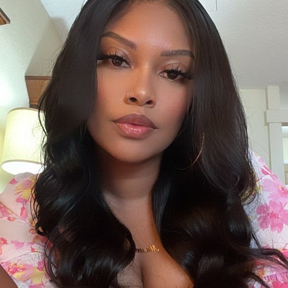 Maxine Askew - Poshmark Profile Picture of Maxine Askew (@maxxbby) on Poshmark